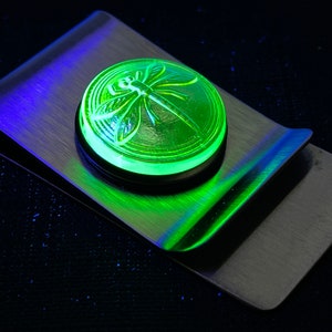 Clip para billetes de acero inoxidable con forma de libélula y uranio fluorescente, reactivo a la luz ultravioleta, para hombre, accesorio para traje, regalo de boda