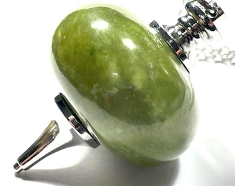 Collar de péndulo de jade verde