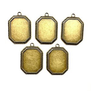 以下が含まれることがあります： ロープのような縁と上部に小さなループが付いた、アンティーク真鍮色の長方形ペンダントブランクが5つ。空白の中央はテクスチャ加工されています。これらのペンダントは、ジュエリー作りに最適です。