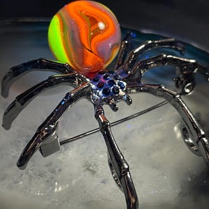 ウランカドミウム スパイダー ブローチ 不気味なクモ ワセリン ガラス ハロウィン ゴス UV 反応性 ビンテージ ガラス 大理石 帽子 バッグ ラペルピン ペンダント。