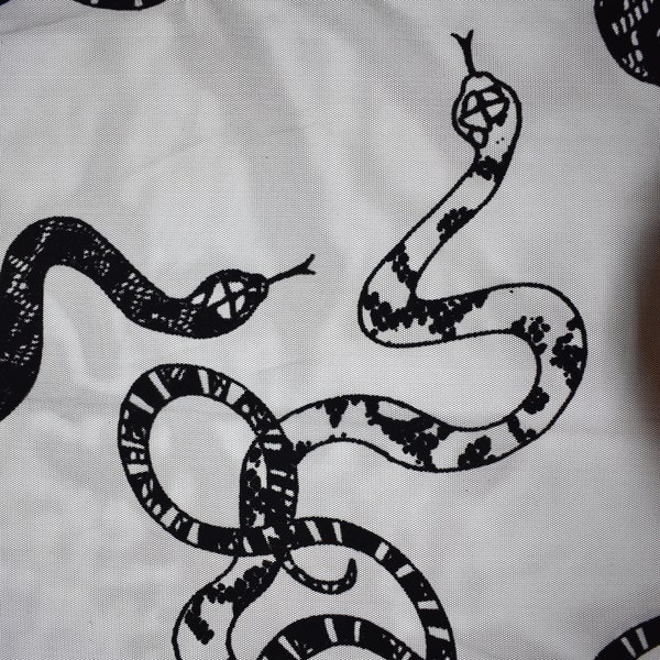 Serpent méchant floqué noir gothique gothique sur tissu en maille noire pour costume d'Halloween Vêtements de sorcière en polyester
