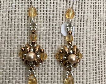 Beaded earrings with pearl and crystal beads in silver and gold