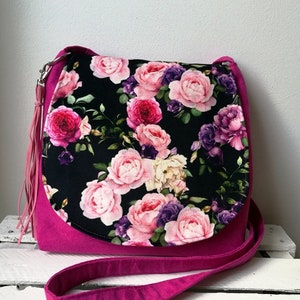 Sac rose avec des roses, sac messager végétalien, sac à fleurs, sac de taille moyenne, idée cadeau romantique, sac à pampilles, sac à main floral, sac à bandoulière