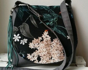 Blumen-Umhängetasche, vegane Umhängetasche, graue und schwarze Tasche, mittelgroße Tasche, Boho-Tasche, Sling-Umhängetasche, Festival-Tasche, Blumenmuster