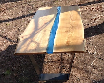 Mesa de comedor moderna con borde natural y ribete de río - Muebles con incrustaciones de resina
