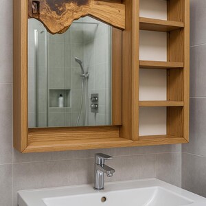 Puede incluir: Mueble de espejo de ba&ntilde;o de madera con un detalle de borde natural. El mueble tiene un espejo rectangular, estantes abiertos y un dise&ntilde;o &uacute;nico de vetas de madera. El mueble est&aacute; montado sobre un lavabo blanco con un grifo cromado.