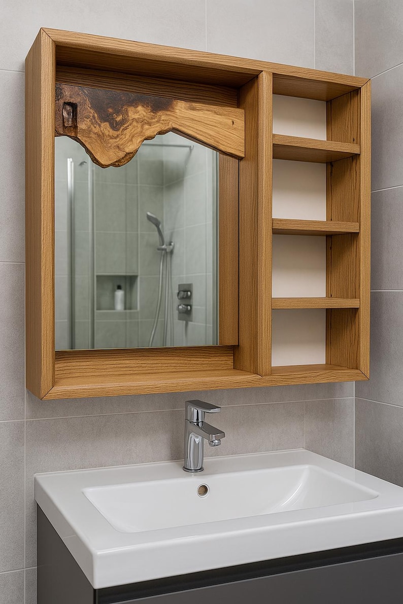 Puede incluir: Mueble de espejo de ba&ntilde;o de madera con un detalle de borde natural. El mueble tiene un espejo rectangular, estantes abiertos y un dise&ntilde;o &uacute;nico de vetas de madera. El mueble est&aacute; montado sobre un lavabo blanco con un grifo cromado.