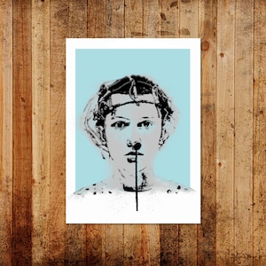 Op de afbeelding: Een zwart-wit portret van een persoon met een doornenkroon op zijn hoofd. De achtergrond is lichtblauw.