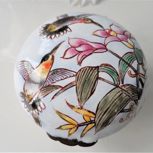 Vintage prydnadsburk i koppar och emalj med gångjärn, piller-snusask ~ Fåglar med rosa blommor ~ av B Yee