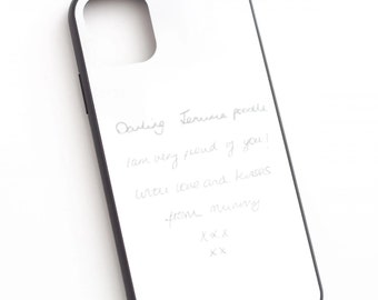 Może przedstawiać: Białe etui na telefon z ręcznie napisanym komunikatem: "Darling Teruma poodle I am very proud of you! With love and kisses from mummy xxx xx"