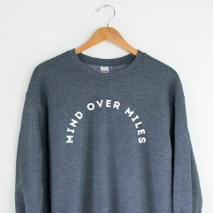 Mind Over Miles スウェットシャツ - ランニング スウェットシャツ - ランナー スウェットシャツ - ランナーへのギフト - ランナー プルオーバー - すべてのマイル - ランニング