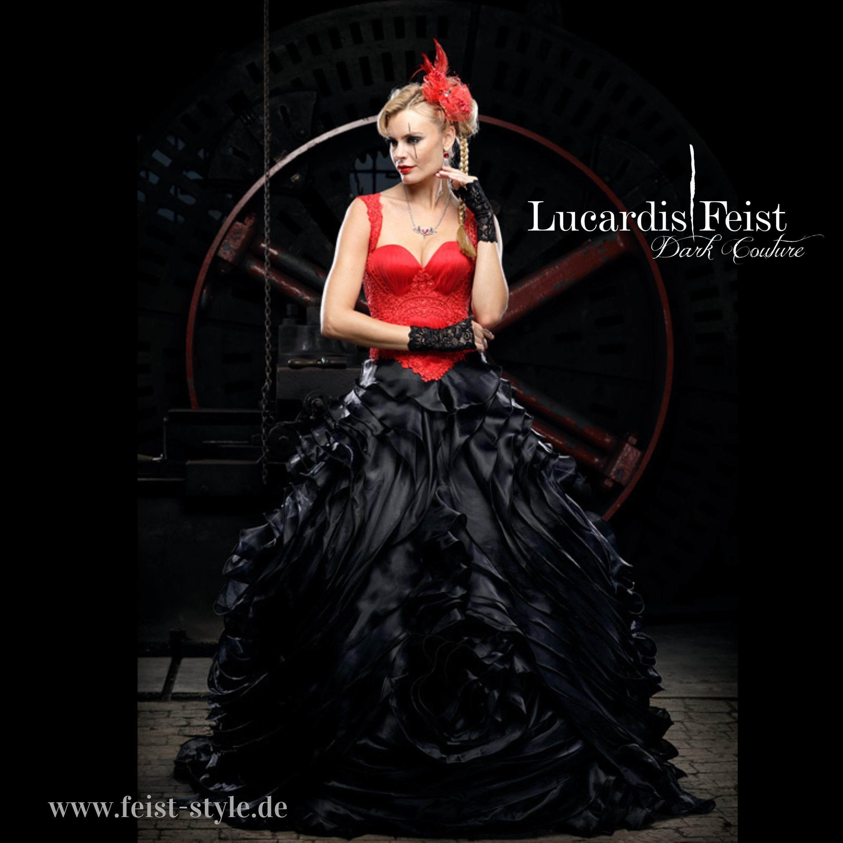 Extraordinaire robe de mari e gothique noire et rouge original