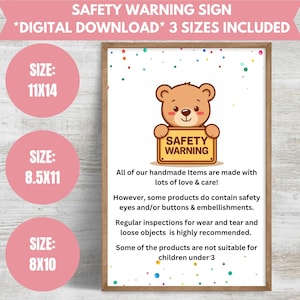 Könnte beinhalten: Gerahmtes Sicherheitswarnschild mit einem Cartoon-Bären, der ein Schild mit der Aufschrift "SAFETY WARNING" hält. Das Schild enthält Text über handgefertigte Artikel, Sicherheitsaugen, Knöpfe und Verzierungen. Erhältlich in den Größen 28x36 cm, 22x28 cm und 20x25 cm.