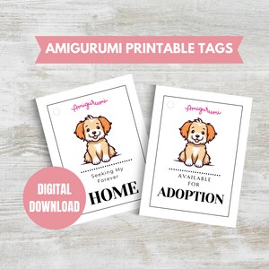 Puede incluir: Dos etiquetas imprimibles para juguetes amigurumi. Las etiquetas presentan un perro de dibujos animados con el texto "Amigurumi" en la parte superior. Una etiqueta dice "Buscando mi hogar para siempre" y la otra dice "Disponible para adopción".