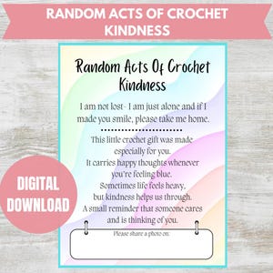 Pode incluir: Um download digital com o texto "Random Acts of Crochet Kindness". O design inclui um fundo de arco-íris pastel, uma faixa rosa e um círculo rosa com "DIGITAL DOWNLOAD". O texto incentiva o compartilhamento de uma foto.