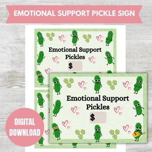 以下が含まれることがあります： 気まぐれなデザインのデジタルダウンロード。デザインには、「Emotional Support Pickles」のテキストとドル記号、漫画のピクルス、ハート、ピクルスのスライスが含まれています。上部のピンク色のバナーには「EMOTIONAL SUPPORT PICKLE SIGN」と書かれています。