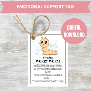 Puede incluir: Una etiqueta blanca con una ilustración de gusano de dibujos animados, el texto "My Little Worry Worm", y las palabras "Emotional Support Tag" y "Digital Download". La etiqueta está atada con hilo.