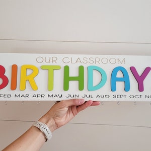Verjaardagsbord voor in de klas. droog uitwisbaar. regenboog. feest. feest
