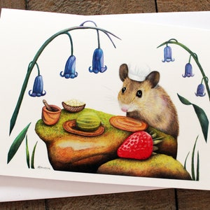 La souris Baker, oeuvre d'art, carte de voeux technique mixte, mignon crayon aquarelle, jacinthes des bois, cuisson, baies, fraise, groseille, cuisinier