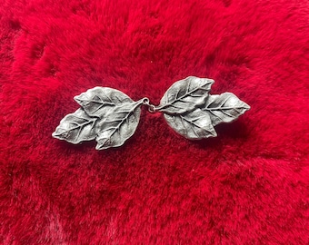 Broche para cárdigan con diseño de hojas de haya, de peltre tradicional.