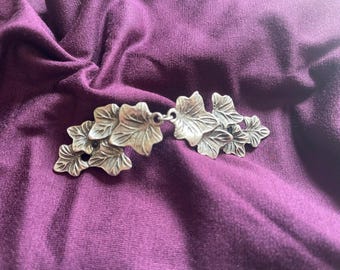 Hojas de hiedra, acabado peltre tradicional, pinza para cárdigan