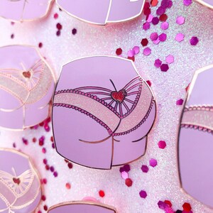 Emaille pin met schattige wangen | Onzedelijk cadeauzakje jasje hard emaille pin kawaii feministisch roze prikbord