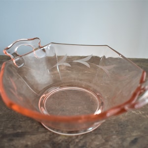 Beautiful Pink Depression Glass Etched Vine Leaf Bowl