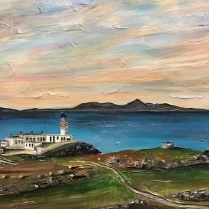 Puede incluir: Pintura al óleo en técnica de empaste de una escena costera con un faro blanco y edificios sobre un promontorio rocoso. El mar es azul y el cielo es una mezcla de colores pastel. Un camino conduce al faro.