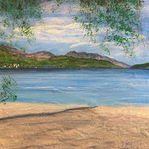 Puede incluir: Pintura acrílica de un paisaje sereno con un lago azul, playa de arena y montañas verdes bajo un cielo nublado. Los árboles enmarcan la parte superior de la pintura. La obra evoca una sensación de tranquilidad y belleza natural.