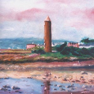 Puede incluir: Pintura al óleo de un paisaje costero con una torre marrón como punto focal, sobre un cielo rosa y azul. El primer plano muestra una playa con agua y rocas. La pintura está firmada "Hunter" y evoca tranquilidad.