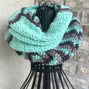 Women&#39;s Teens Crocheted Wide Striped Cowl Neckwarmer Snood Infinity Scarf Möbius The Zoe Cowl