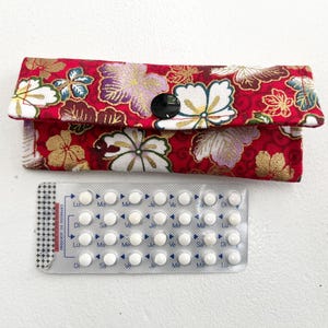 Etui pilules japonais rouge fleurs,pochette pilules,