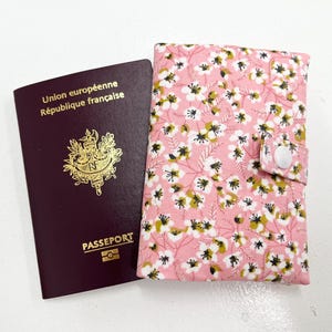 Protège passeport tissu japonais rose fleurs blanches