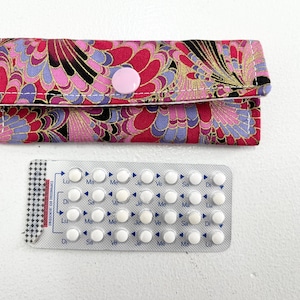 Etui pilules japonais rose violet ,pochette pilules,