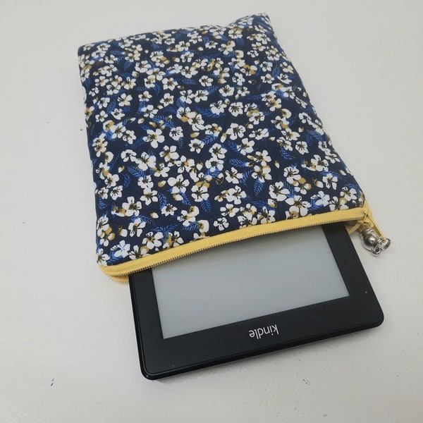 Etui Liseuse kindle, housse Liseuse  tissu japonais bleu fleurs , pochette kindle