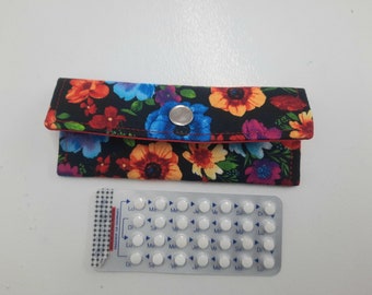 Etui pilules tissu noir fleurs colorées , pochette pilules,