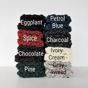 Puede incluir: Una pila de ocho muestras de tejido de punto en varios colores, incluyendo berenjena, especias, chocolate, pino, azul petr&oacute;leo, carb&oacute;n, crema marfil y tweed gris.