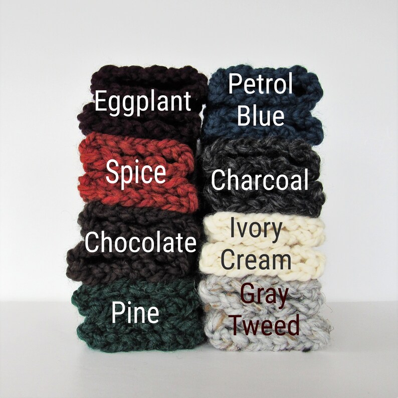 Puede incluir: Una pila de ocho muestras de tejido de punto en varios colores, incluyendo berenjena, especias, chocolate, pino, azul petr&oacute;leo, carb&oacute;n, crema marfil y tweed gris.