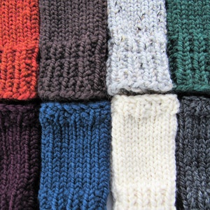 Puede incluir: Una colecci&oacute;n de ocho muestras de tejido de punto en varios colores y texturas, incluyendo rojo, marr&oacute;n, gris, blanco, azul y verde.