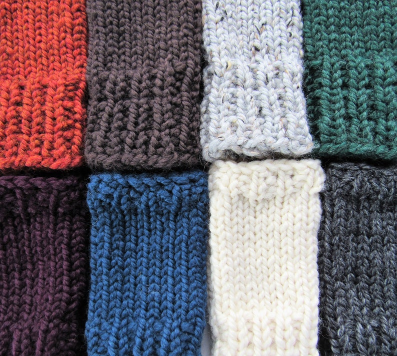 Puede incluir: Una colecci&oacute;n de ocho muestras de tejido de punto en varios colores y texturas, incluyendo rojo, marr&oacute;n, gris, blanco, azul y verde.