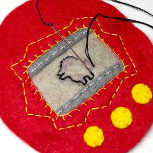 PDF-Schnittmuster und Anleitung aus Filz – Tamagotchi-Ornament, virtuelles Haustier, basierend auf der klassischen japanischen Version Bild 3