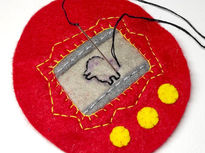 PDF-Schnittmuster und Anleitung aus Filz – Tamagotchi-Ornament, virtuelles Haustier, basierend auf der klassischen japanischen Version Bild 3