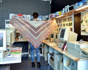 TRIANGLE CROCHET CHÂLE « La Forme », Grandma Square, Fringed, Tons pastel, laine de mouton biologique teinte à la main d’Estonie