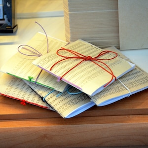 Cuaderno de bocetos de tarjetas perforadas de computadora soviéticas recicladas y hecho a mano con páginas blancas en blanco.
