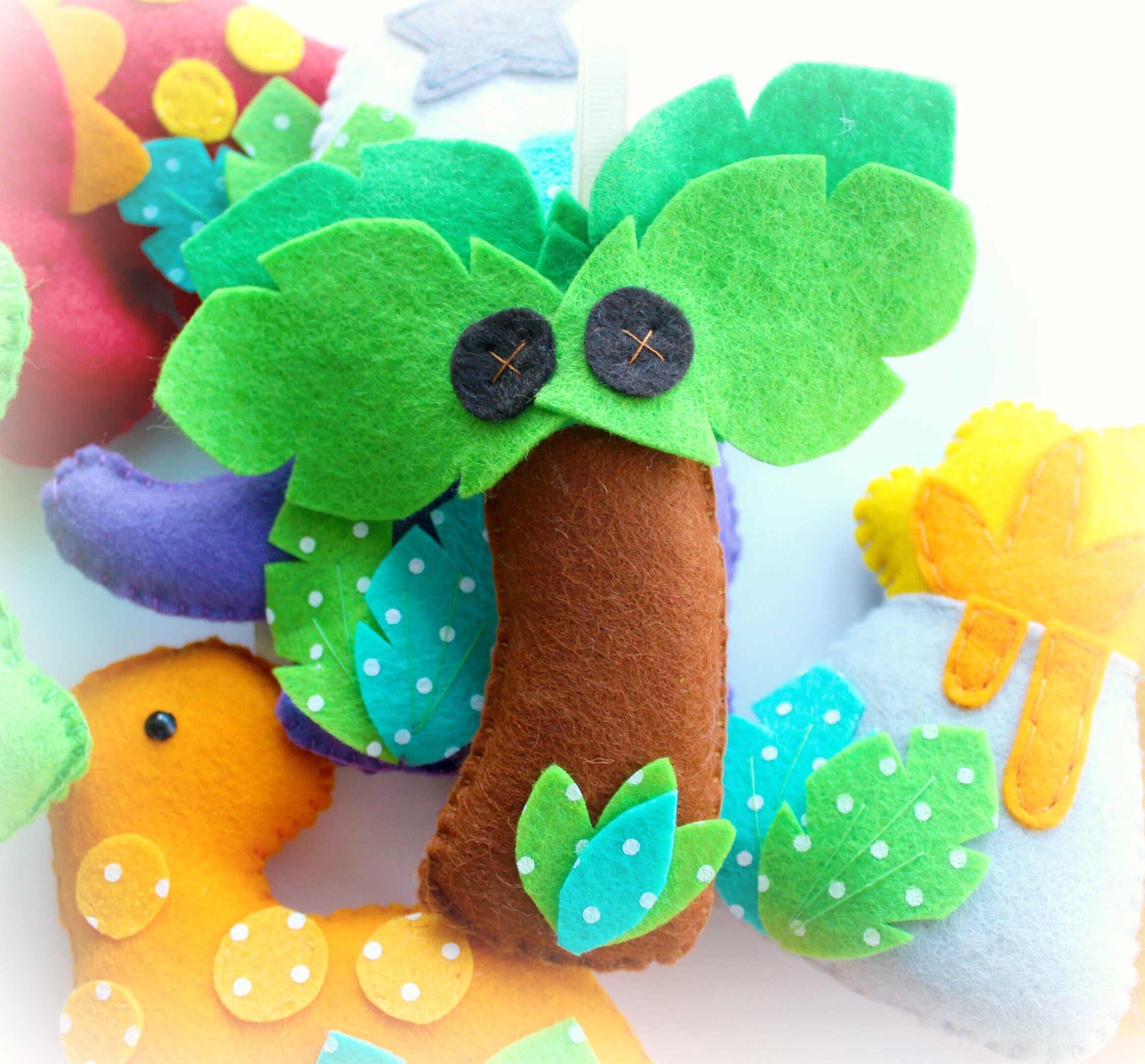 Haz tu propio kit de guirnalda de dinosaurio de fieltro. - Etsy México Haz tu propio kit de guirnalda de dinosaurio de fieltro. - Etsy México