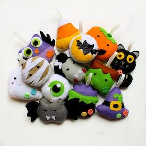 Precut Make Your Own felt Halloween Countdown decoration kit. 13 designs to choose from. Full materials including instructions and stuffing.