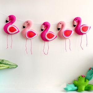 Make Your Own felt Flamingo Garland Kit. Sewing pattern. DIY Craft. Sew Your Own. Craft kit. Felt Garland. Felt kit.