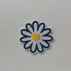 Daisy Flower Patch Retro Hippie 1pc Sew On Iron On ! DIY Applique Embellishment Embroidery Logo Notion