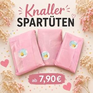 Könnte beinhalten: Drei rechteckige Pakete in hellrosa Papier, jeweils mit einem runden Aufkleber mit einer gezeichneten Biene verschlossen. Oben steht der Text Knaller SPARTÜTEN und unten mittig der Text ab 7,90€.