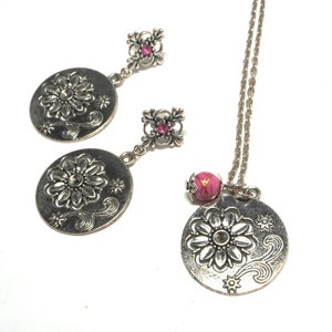 Flower necklace and earrings set